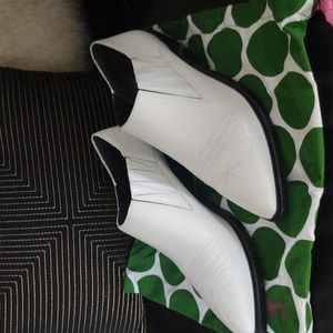 Gianni Bini white booties